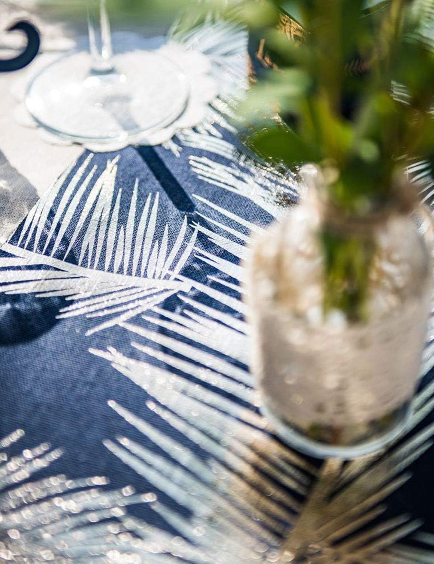 Šik temno moder laneni prt z zlatimi praprotmi 28 cm x 5 m