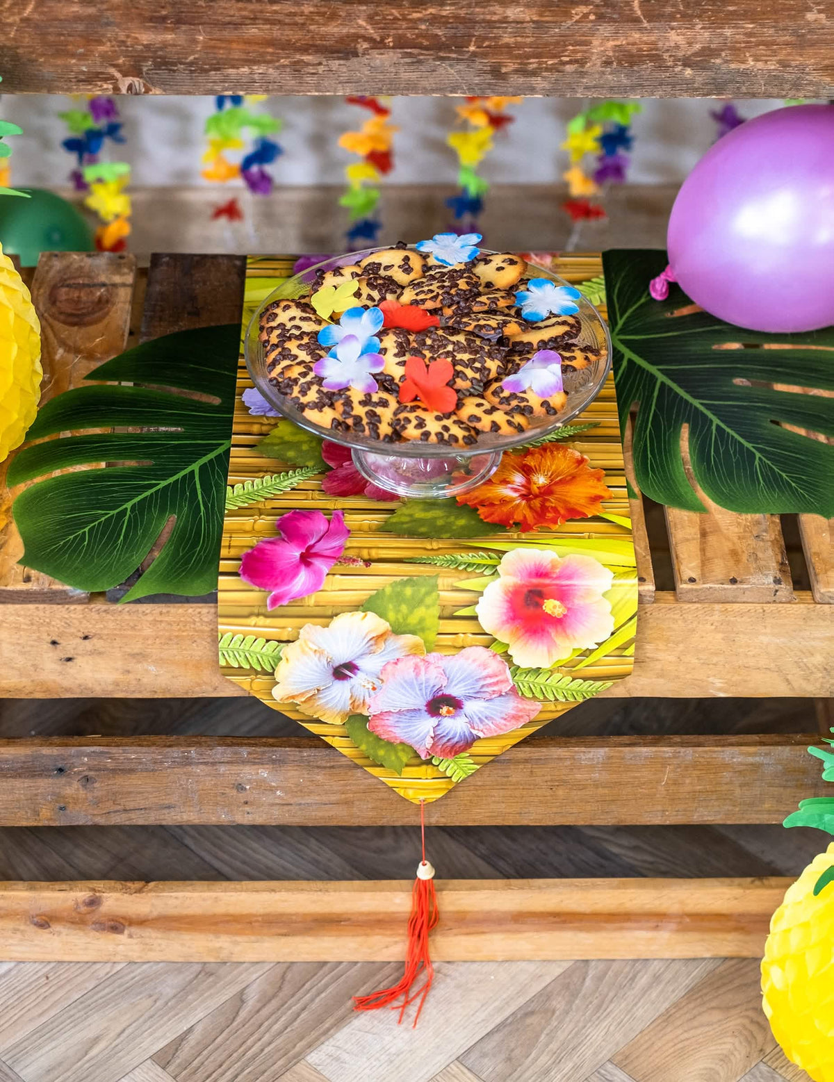 Postavitev za praznovanje za namizni tekač s cvetlico hibiskusa havaji