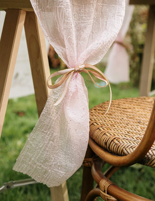 Détail du nœud de chaise du chemin de table froissé scintillant rose et strass argent effet gaufré