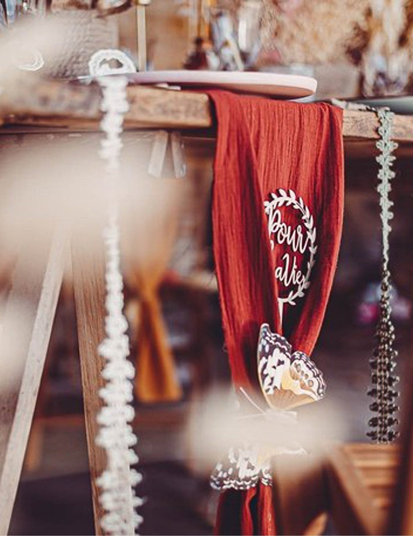 Mise en situation avec accessoire papillon du chemin de table bohème
