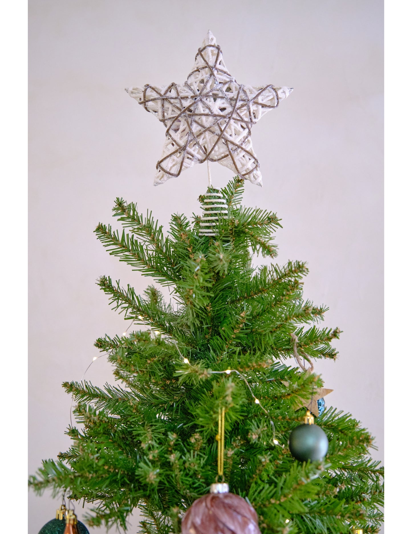 Bleščeča zvezda iz ratana za vrh božične jelke 20 x 25 cm