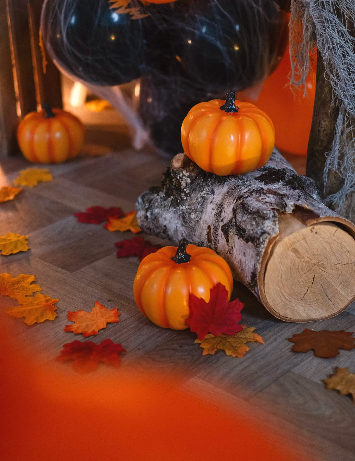 Prizor z polenom in jesenskim listjem iz halloween buče iz smole