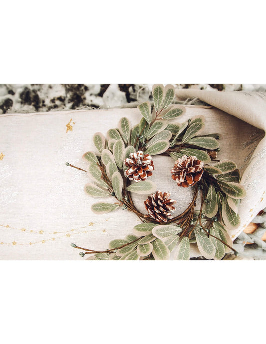 Gros plan sur les feuilles et pommes de pin de la couronne de Noël eucalyptus et pommes de pin