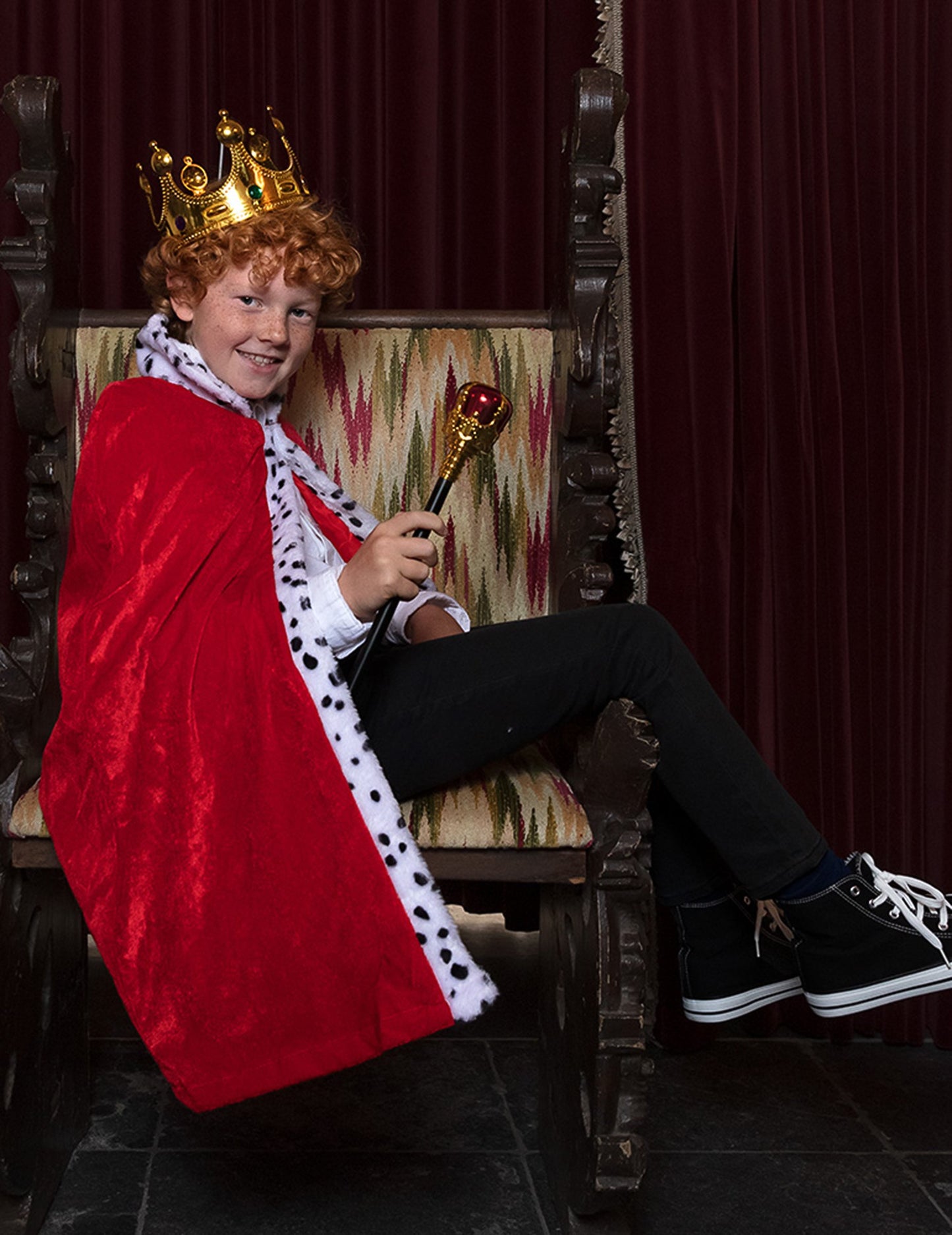 Prikaz zlatega otroškega kraljevega krono v akciji