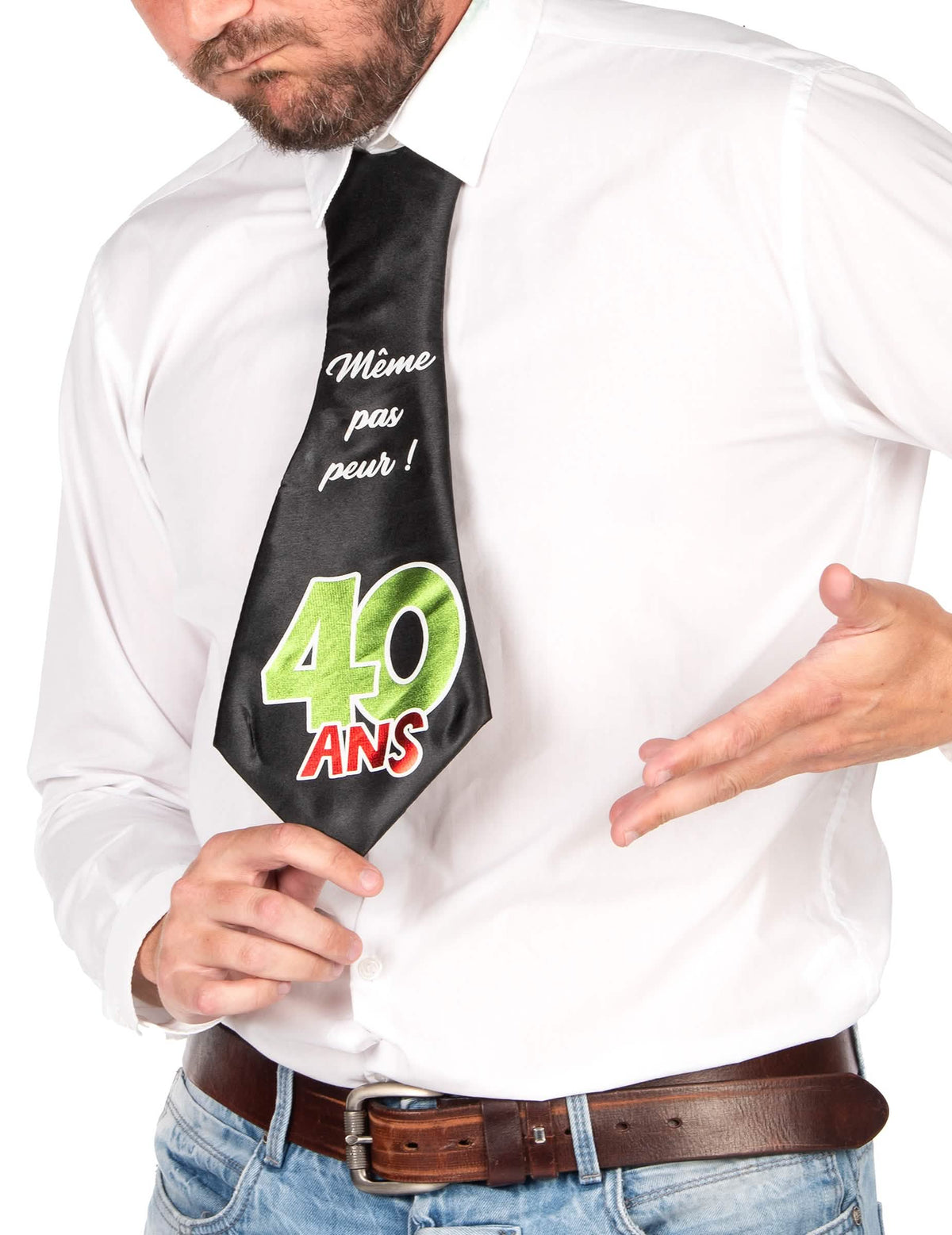 Sprednji pogled na humorno kravato 40 let