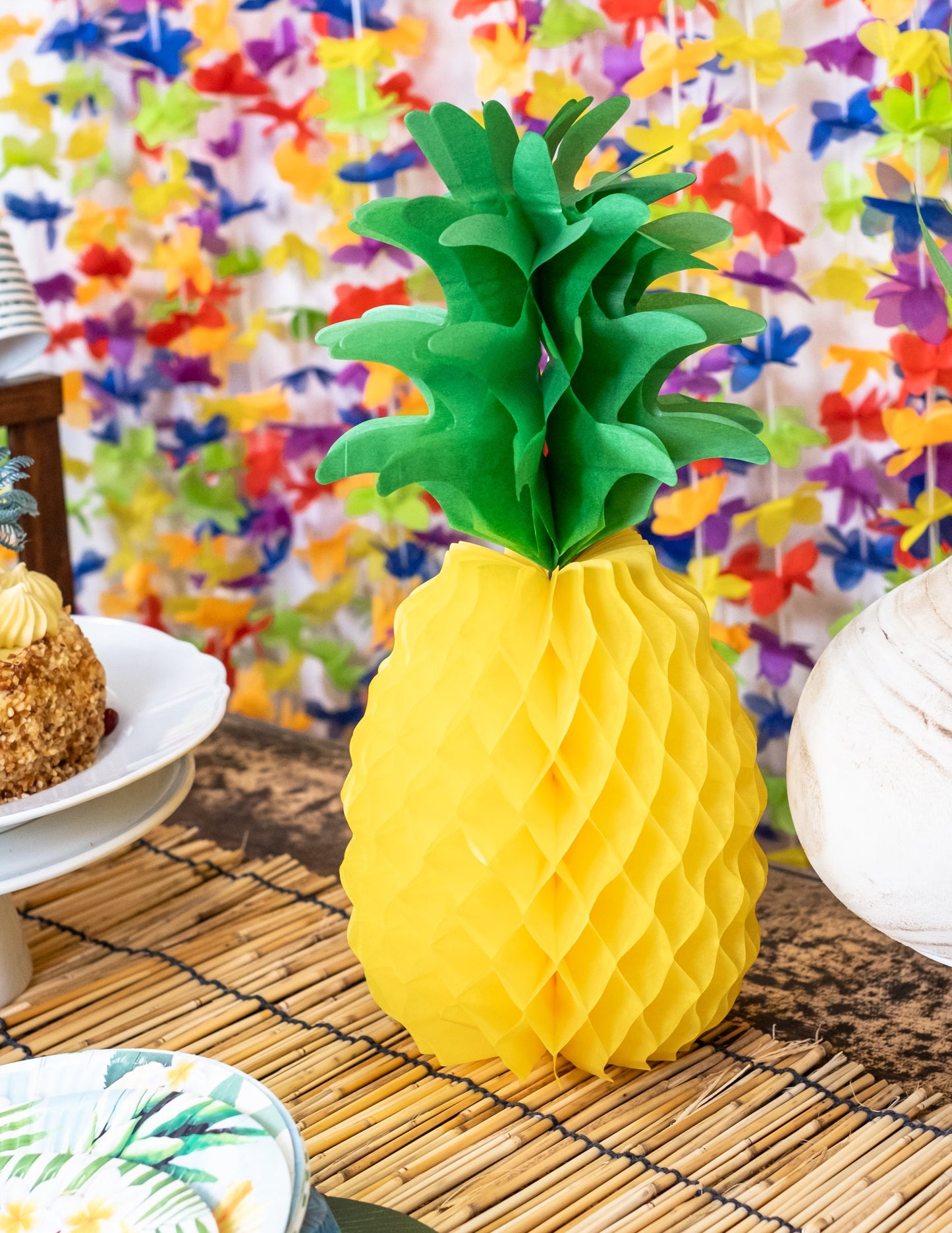 Prikaz papirnate dekoracije ananasa na zabavni mizi