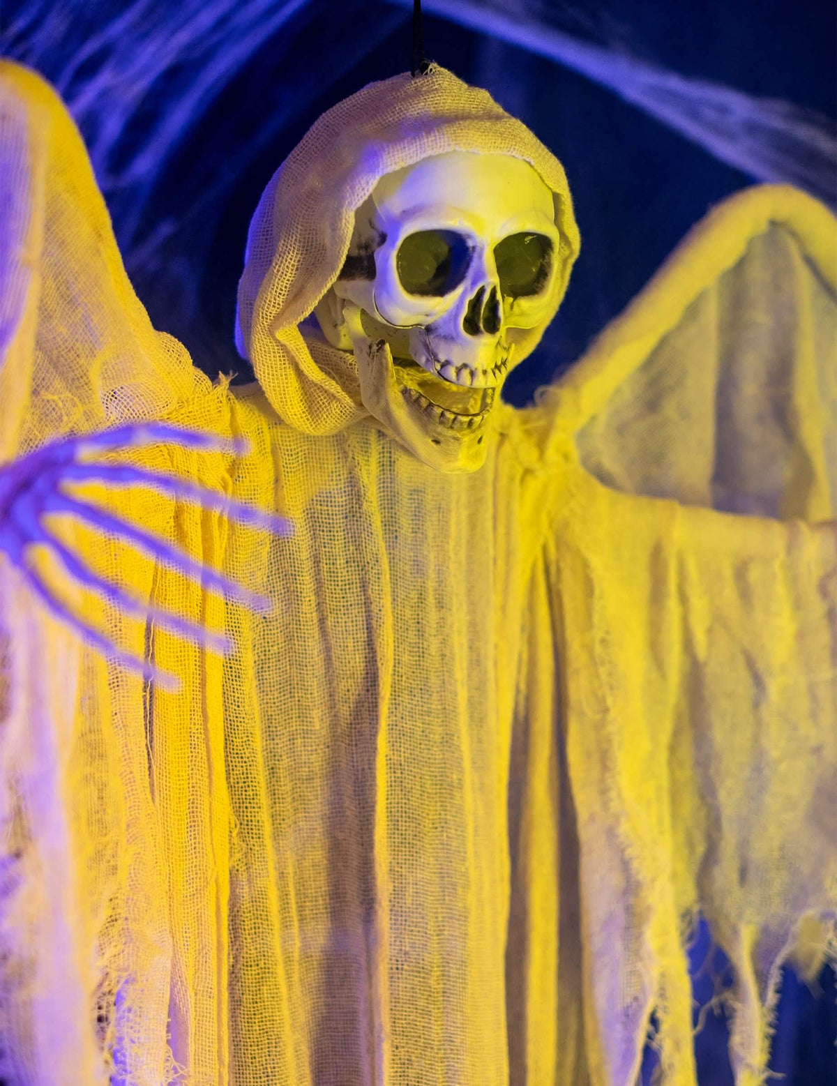 Detajl kapucaste lobanje viseče dekoracije bel skeletni angel