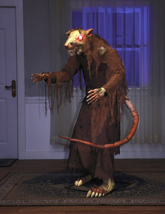 Vue de profil de la décoration animée rat terrifiant yeux rouges