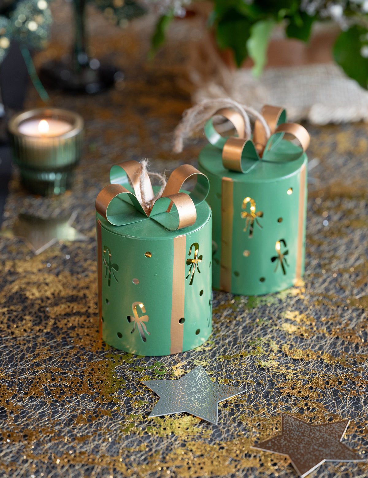 Décoration cadeau ajourée en métal vert sapin 7 x 10,5 cm