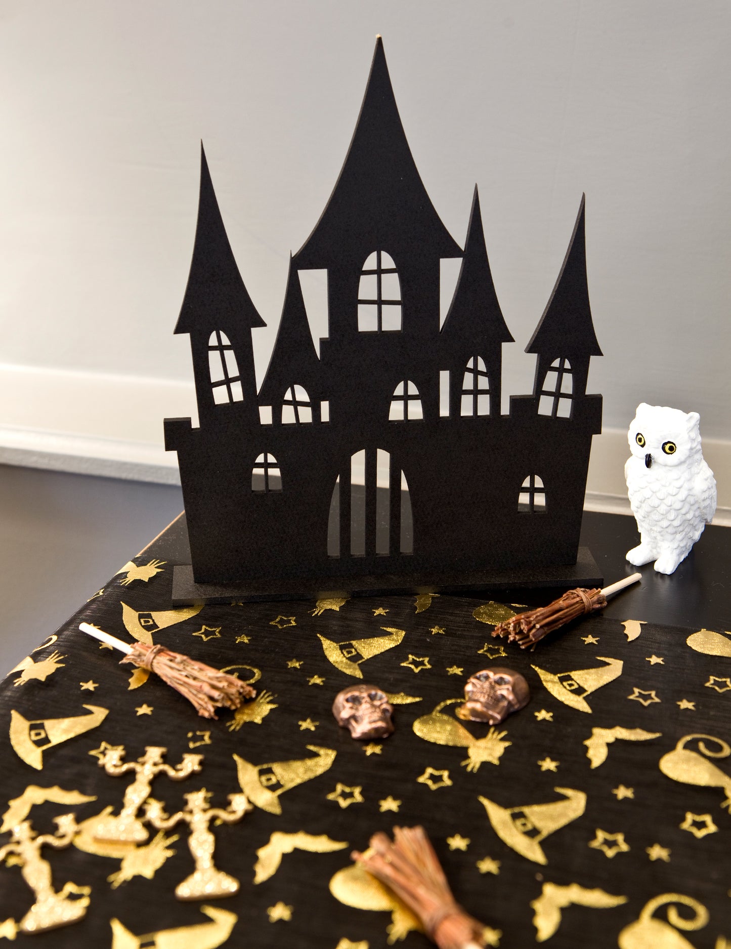 Dekoracija preganja v črnem lesu 18 x 23 cm