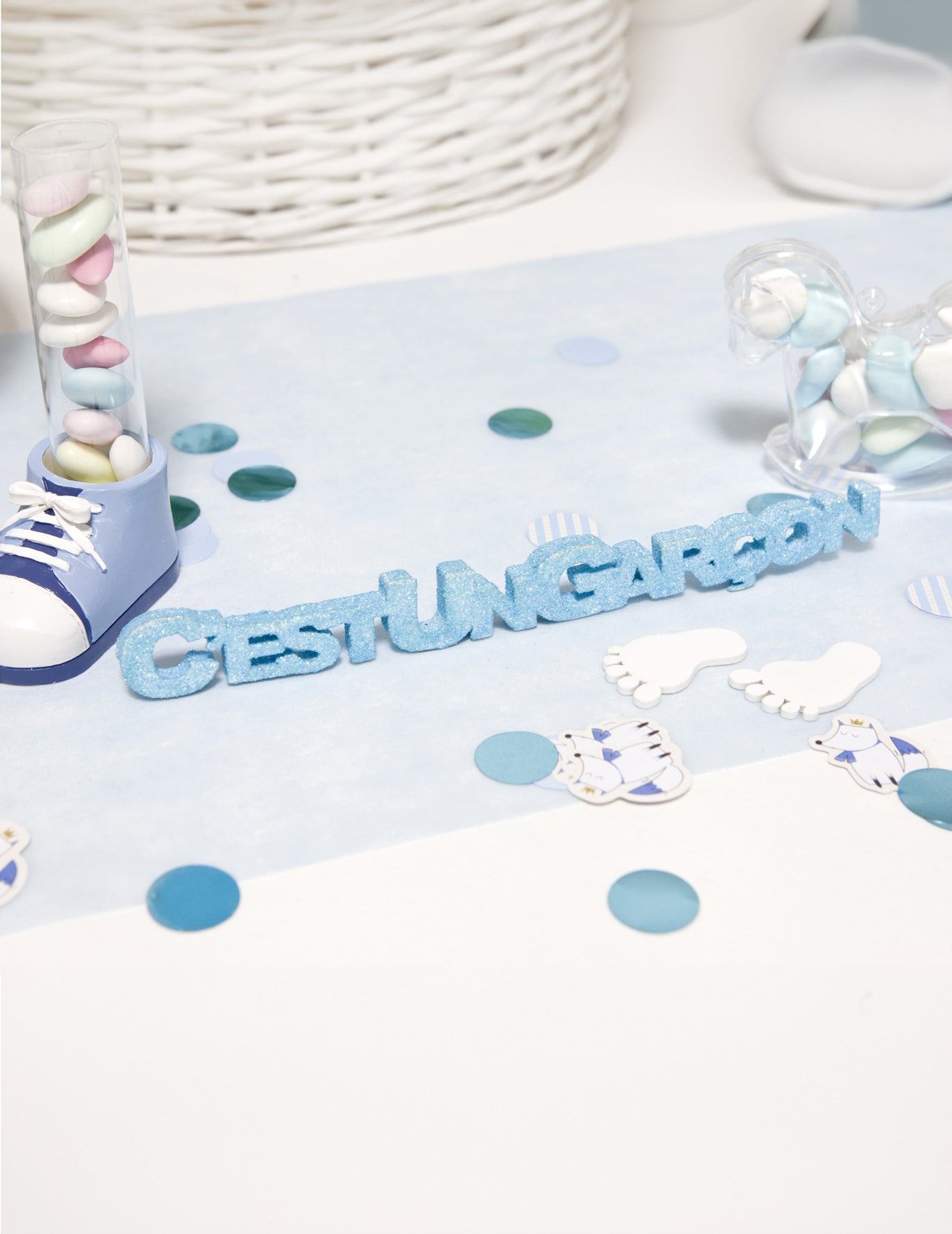 Okrasitev mize: moder fant z bleščicami