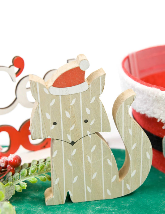 Gros plan sur la décoration en bois renard avec bonnet de Noël