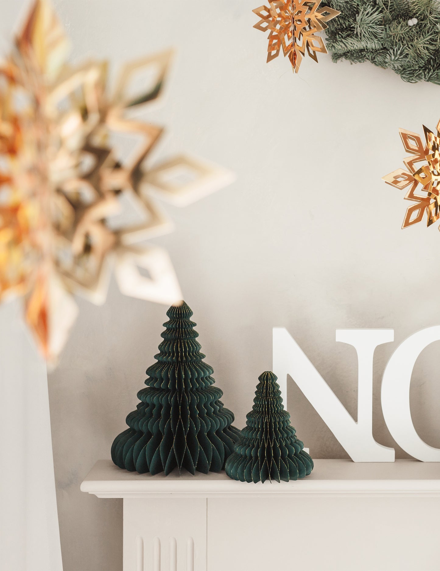 Okras za božično drevo iz papirja s satjem 15 cm zelena in zlata