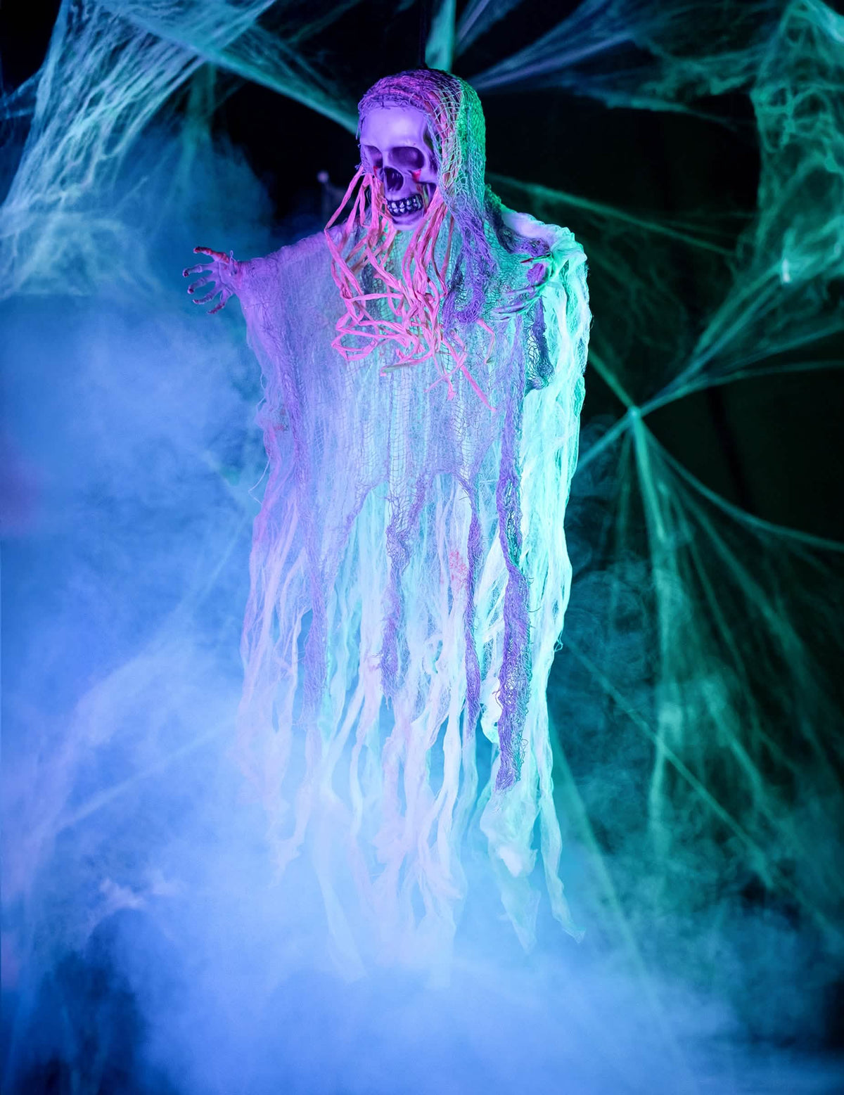 Prizor z dimom in svetlobo krvavega ghost halloween okrasja
