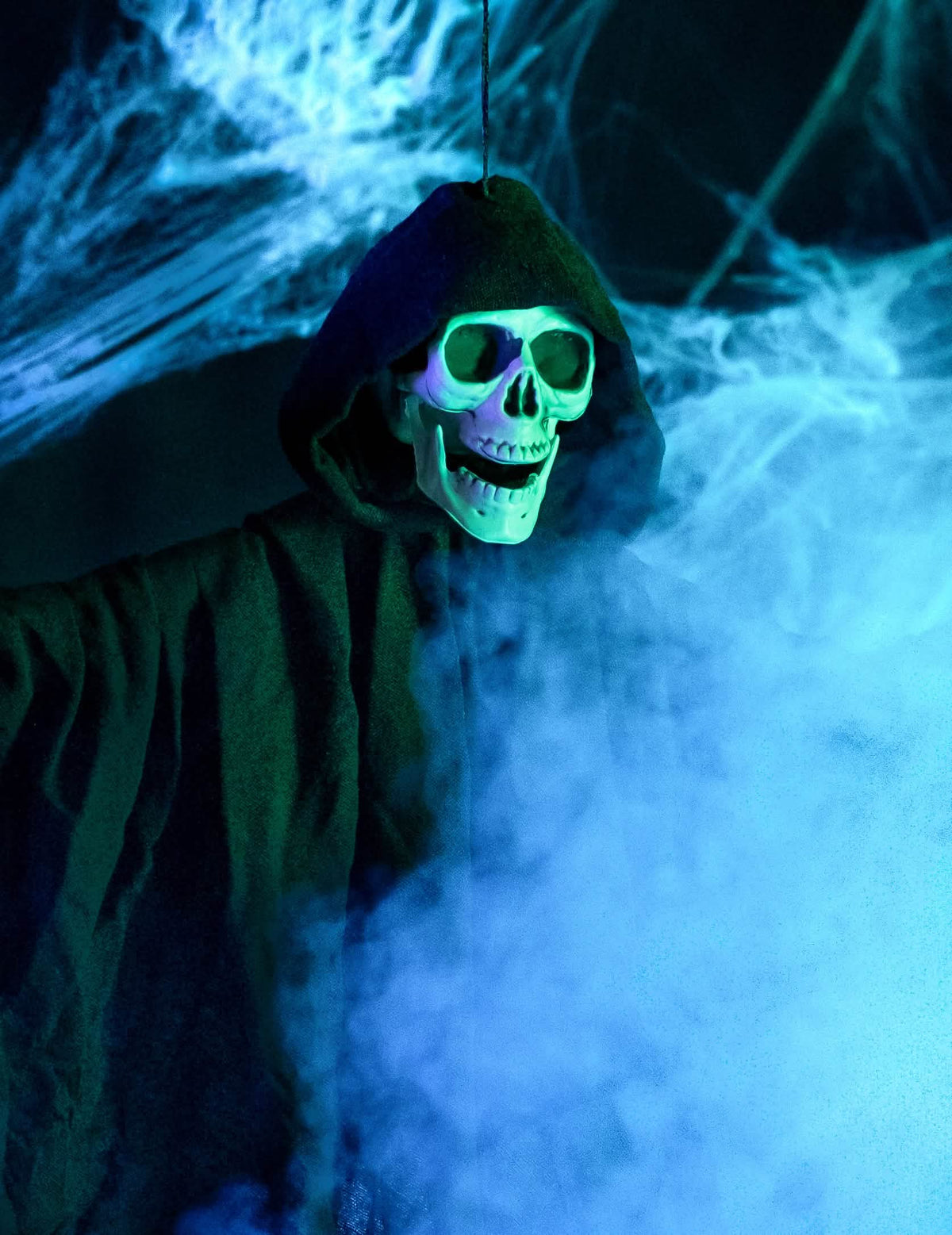 Detajlni posnetek obraza okostnjaka viseče okrasitve kosec za črni halloween