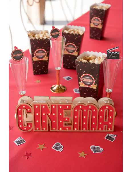 Postavitev na praznično mizo iz lesene svetlobne dekoracije Kino