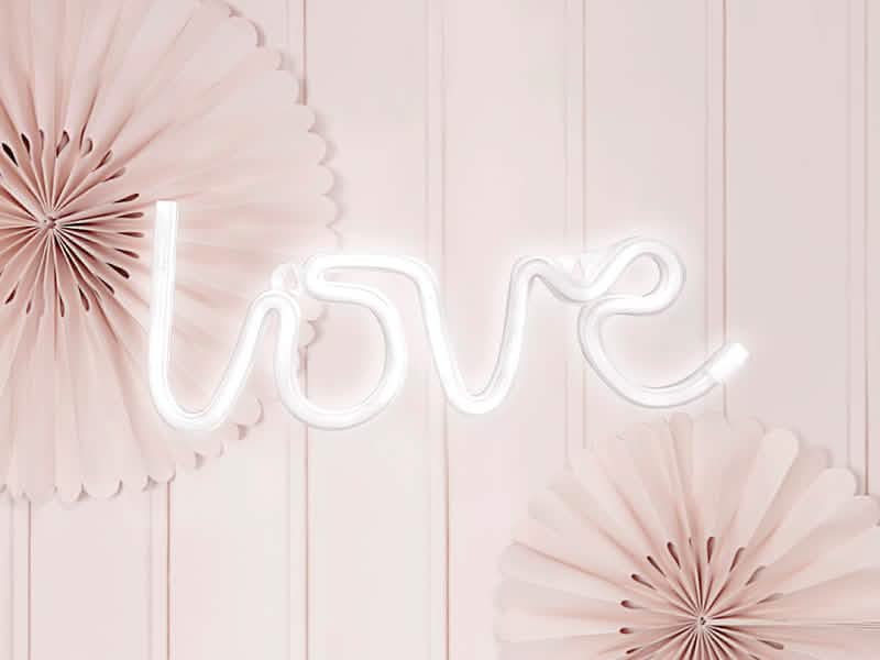 Postavitev svetlobne dekoracije neon LED love bela na baterije