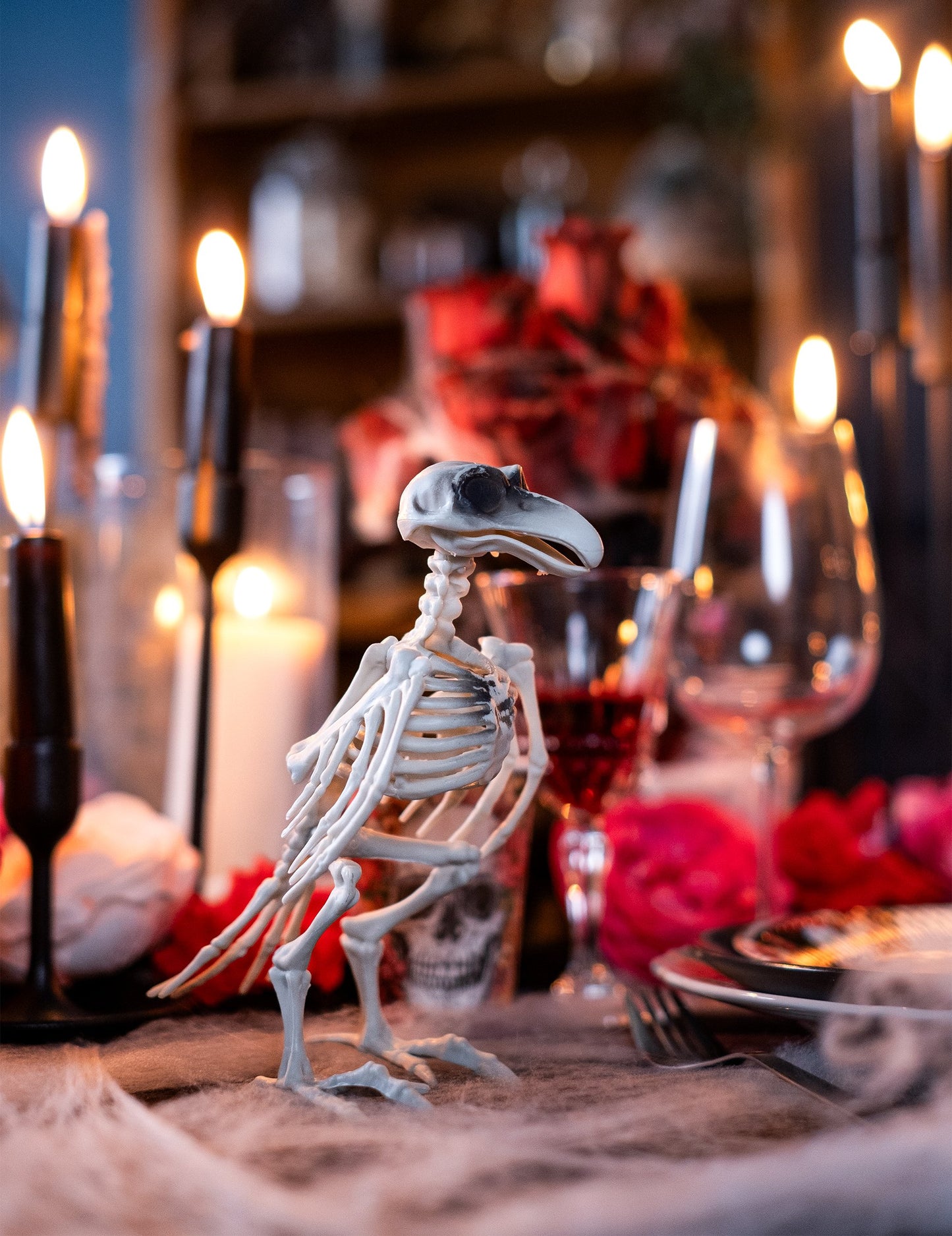 Mise en situation sur une table de fête de la décoration squelette de corbeau