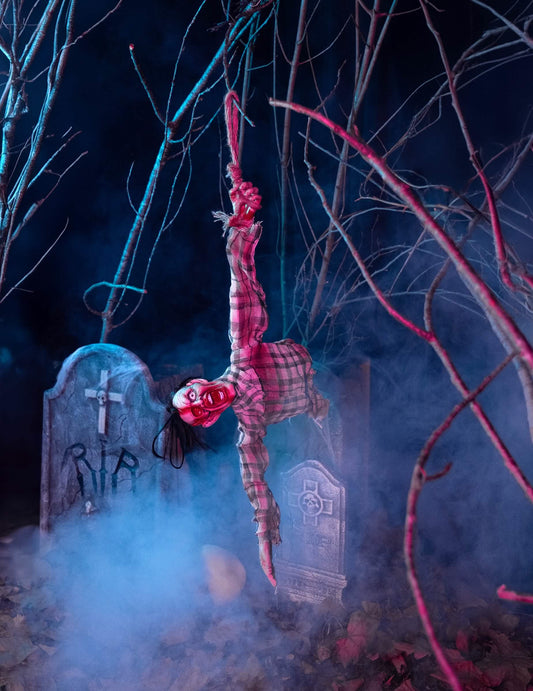 Mise en situation dans un cimetière de la décoration torse de zombie pour Halloween
