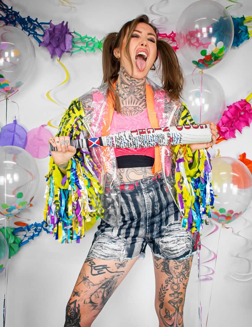 Pogled od spredaj z baseballskim kijem za celotno preobleko Harley Quinn Birds of Prey luksuz