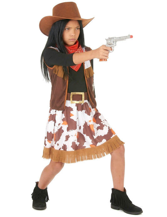 Vue de profil avec pistolet du déguisement cowboy de l'ouest