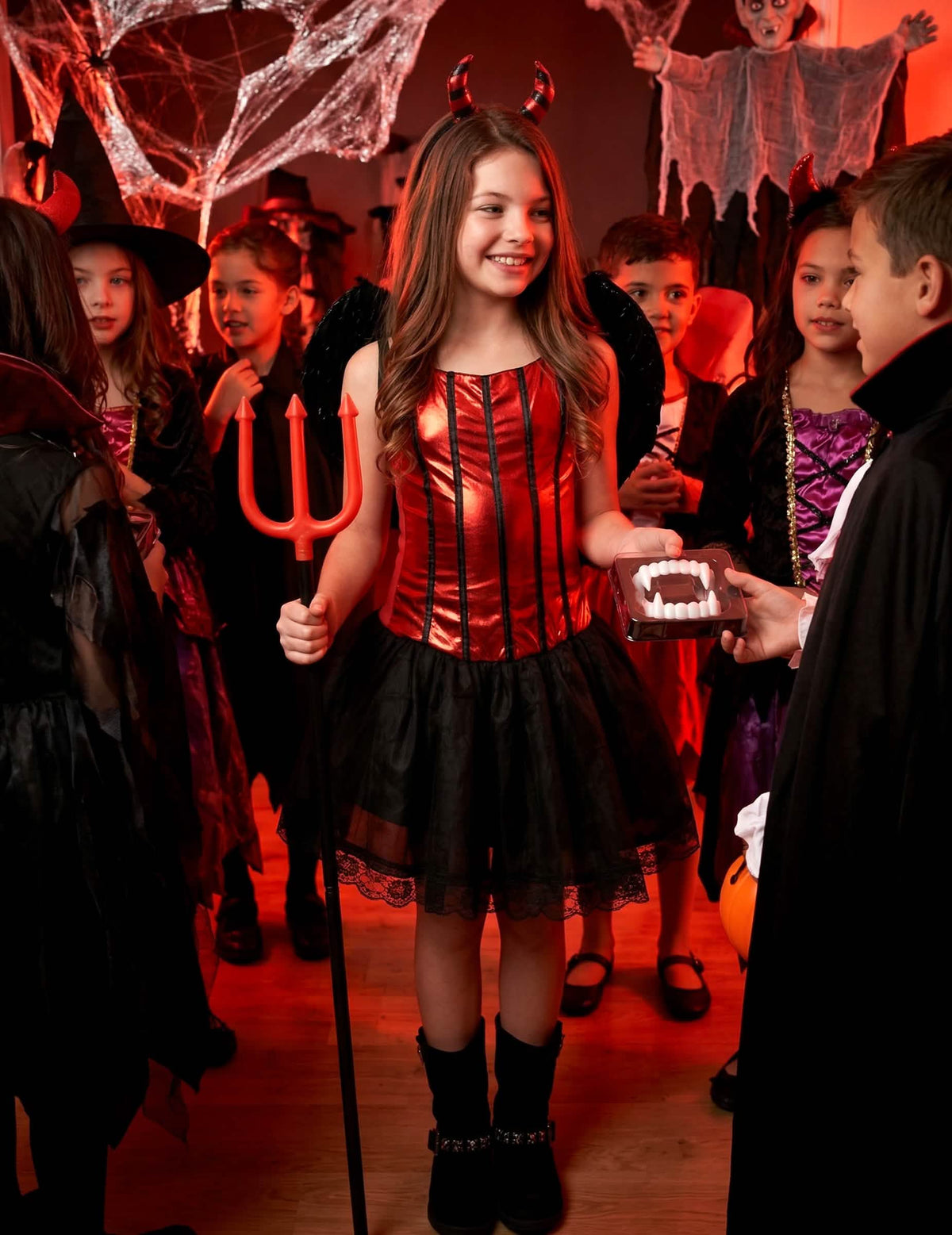 Prikaz za halloween kostuma hudičice s krili