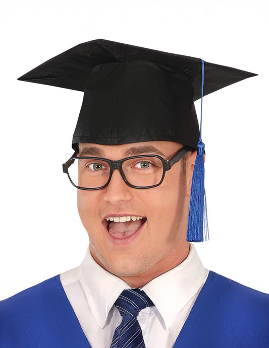 Gros plan sur la toque avec pompon bleu du déguisement diplômé