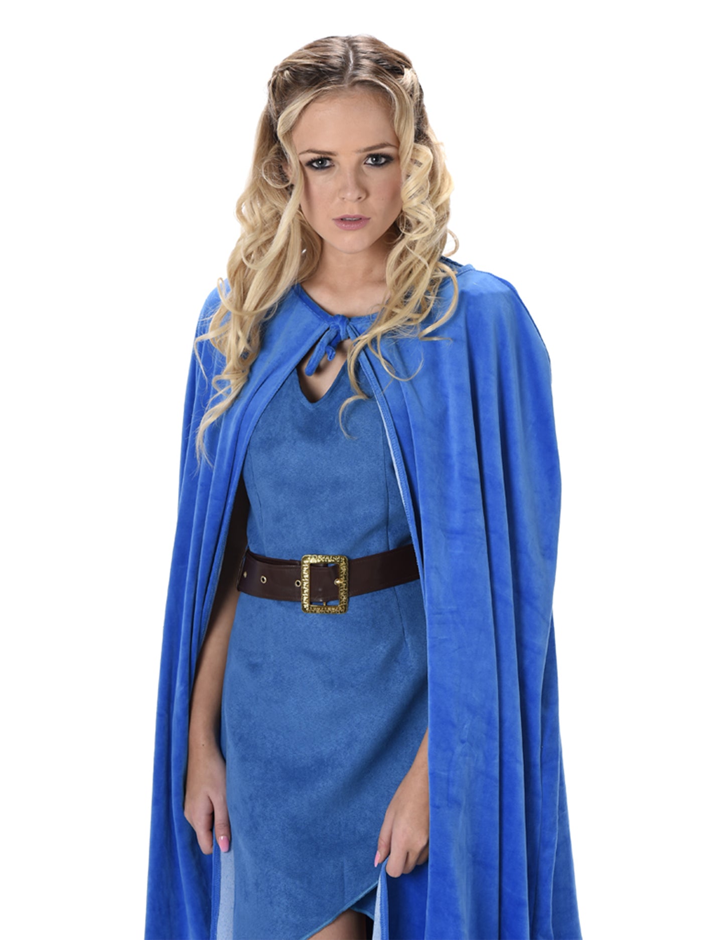 Gros plan sur le buste et la cape du déguisement de guerrière médiévale