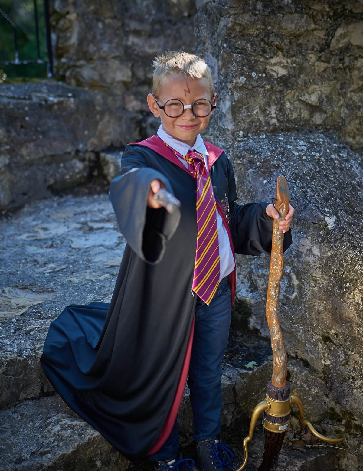 Prikaz z metlo preobleke Harry Potter™ za otrok