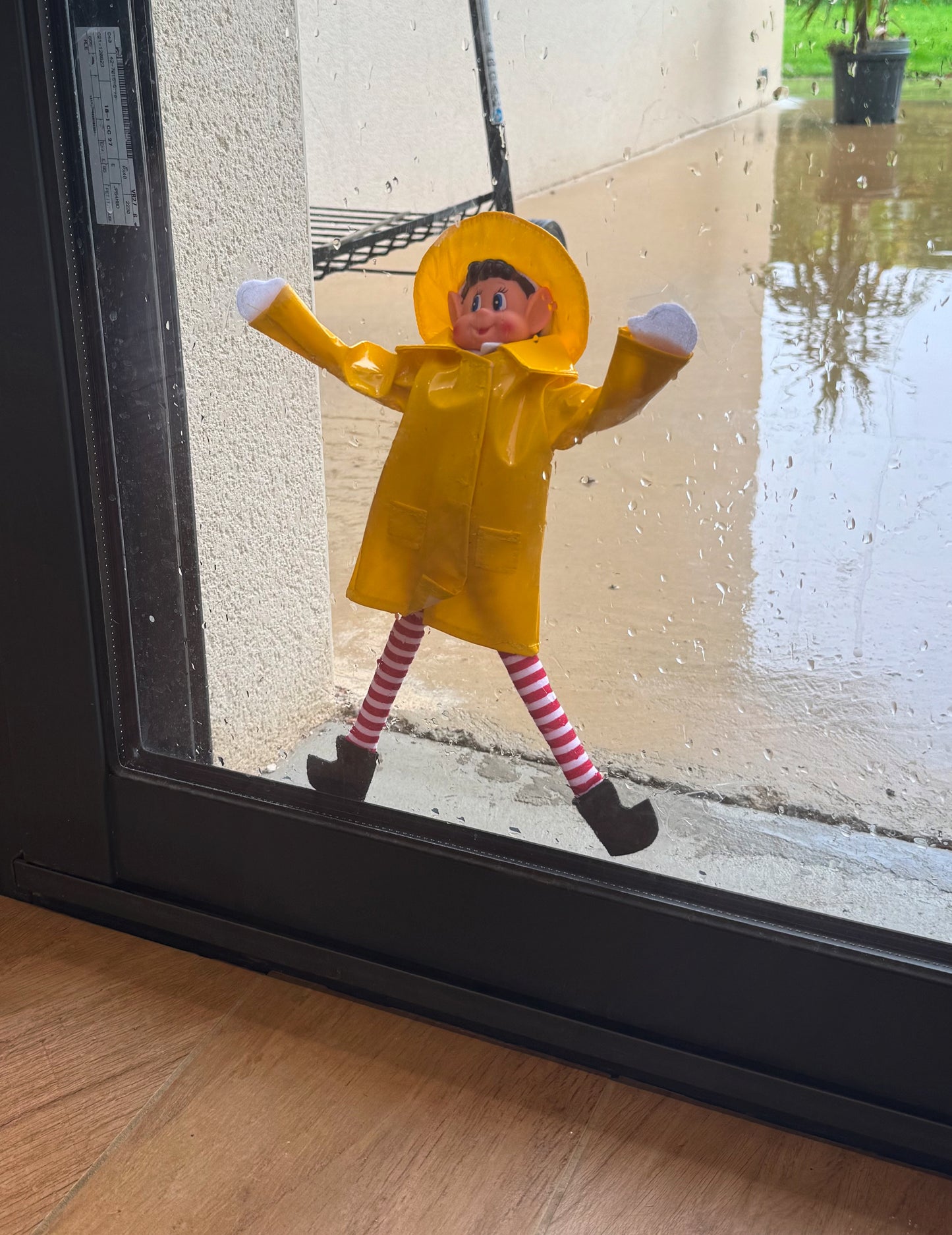 Rumen dežni plašč s kapo za nagajivo vilinsko punčko