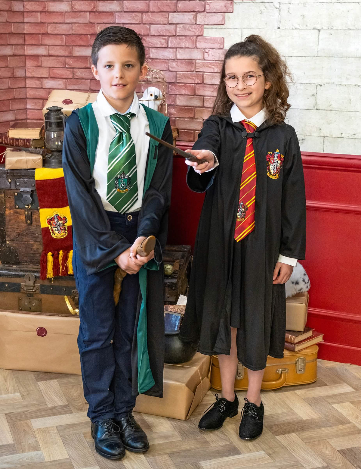 Dvopostavni prikaz luksuzne obleke čarovnika Gryffindor Harry Potter