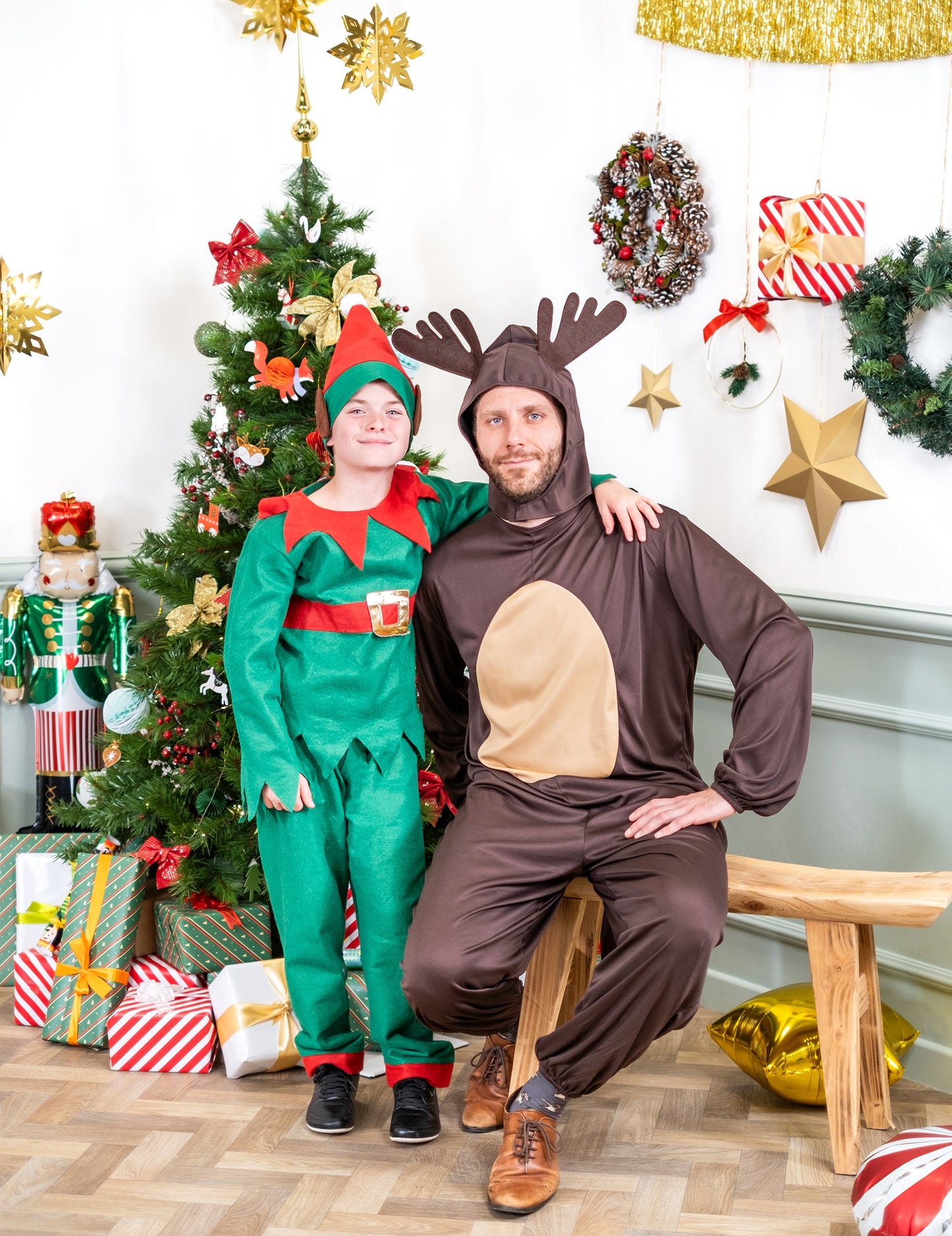 Rjavi preoblečeni severni jeleni odrasli božič