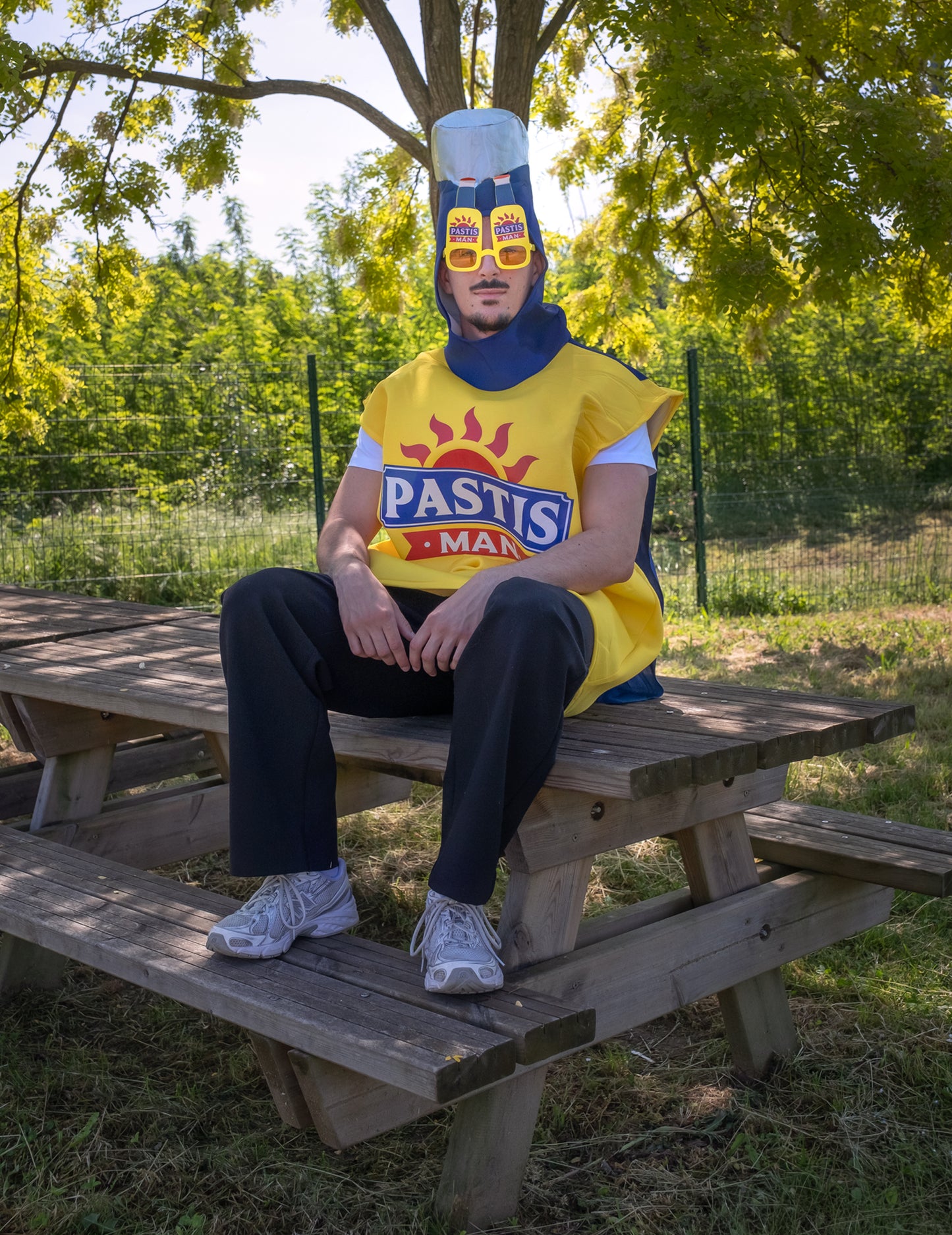 Pastis človek preoblečen