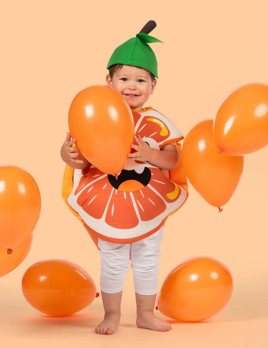 Mise en situation avec ballons du déguisement de petite orange