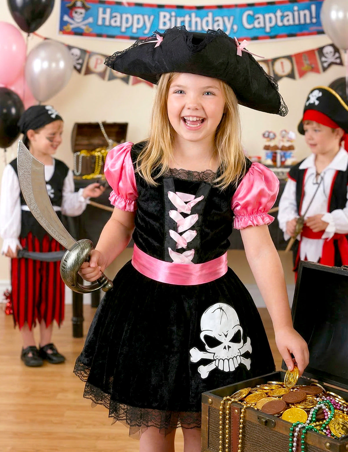 Uprizoritev girly piratskega kostuma za dekle