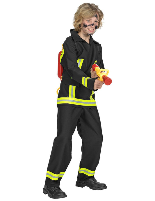 Vue de profil avec accessoire pompe à eau du déguisement de pompier Allemand