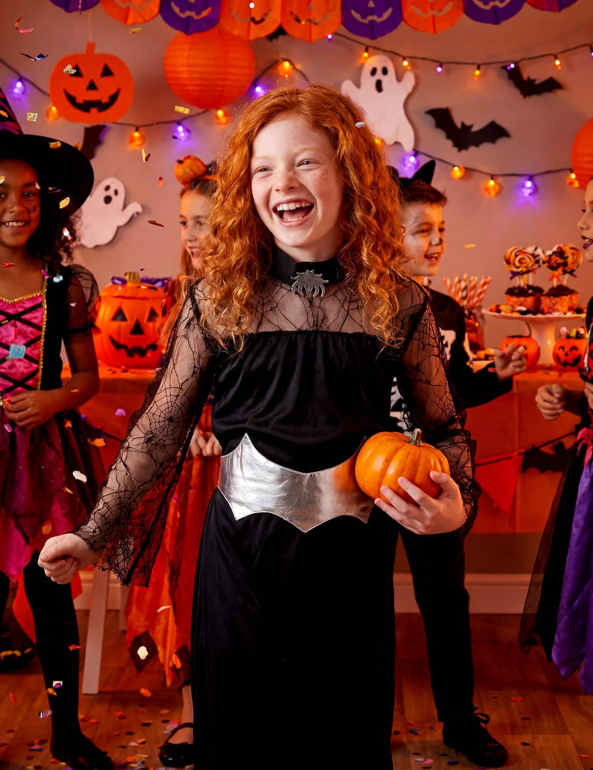 Prikaz med halloween zabavo kostuma kraljice pajka za dekle