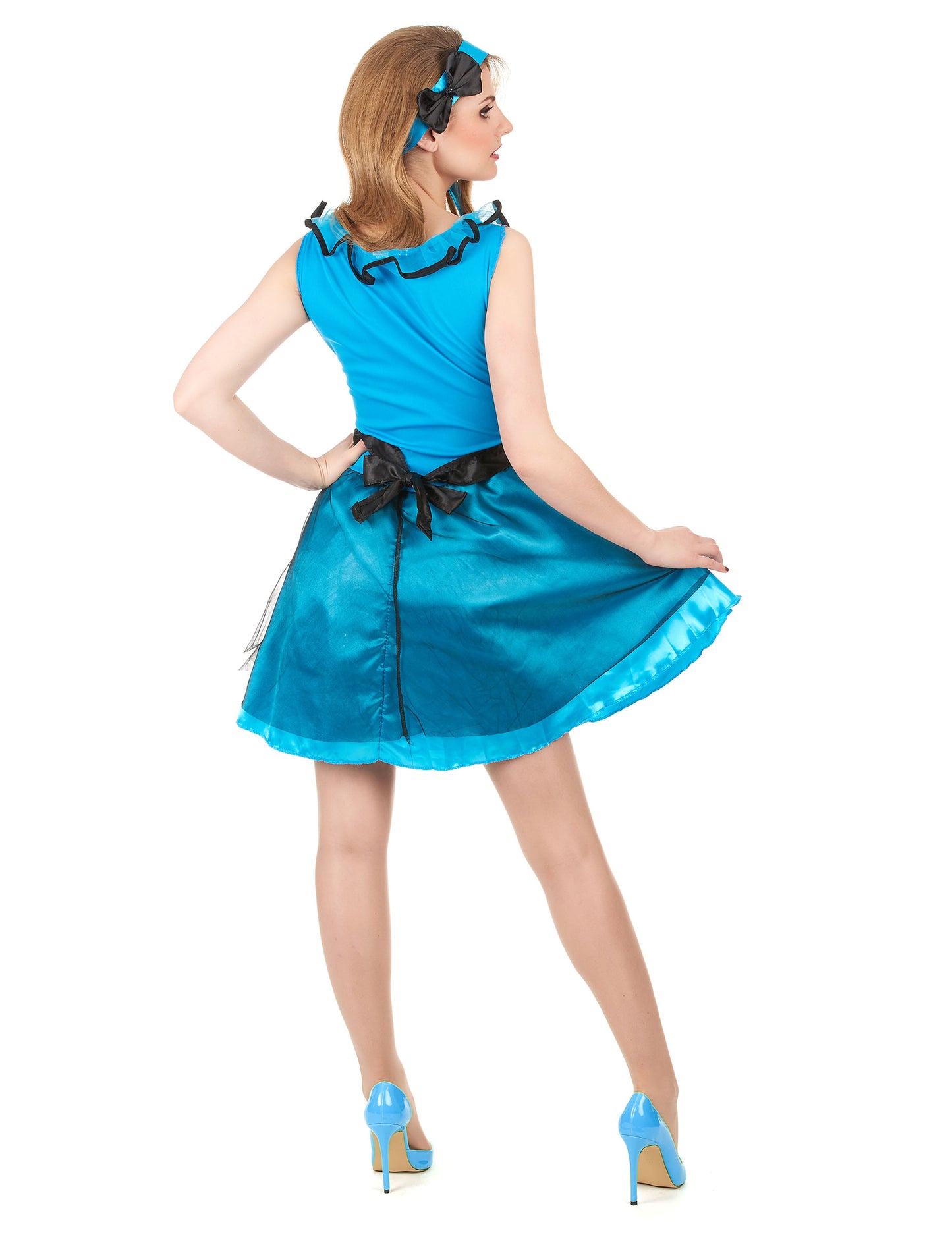 Alice preoblečena v namišljeni podeželski ženski