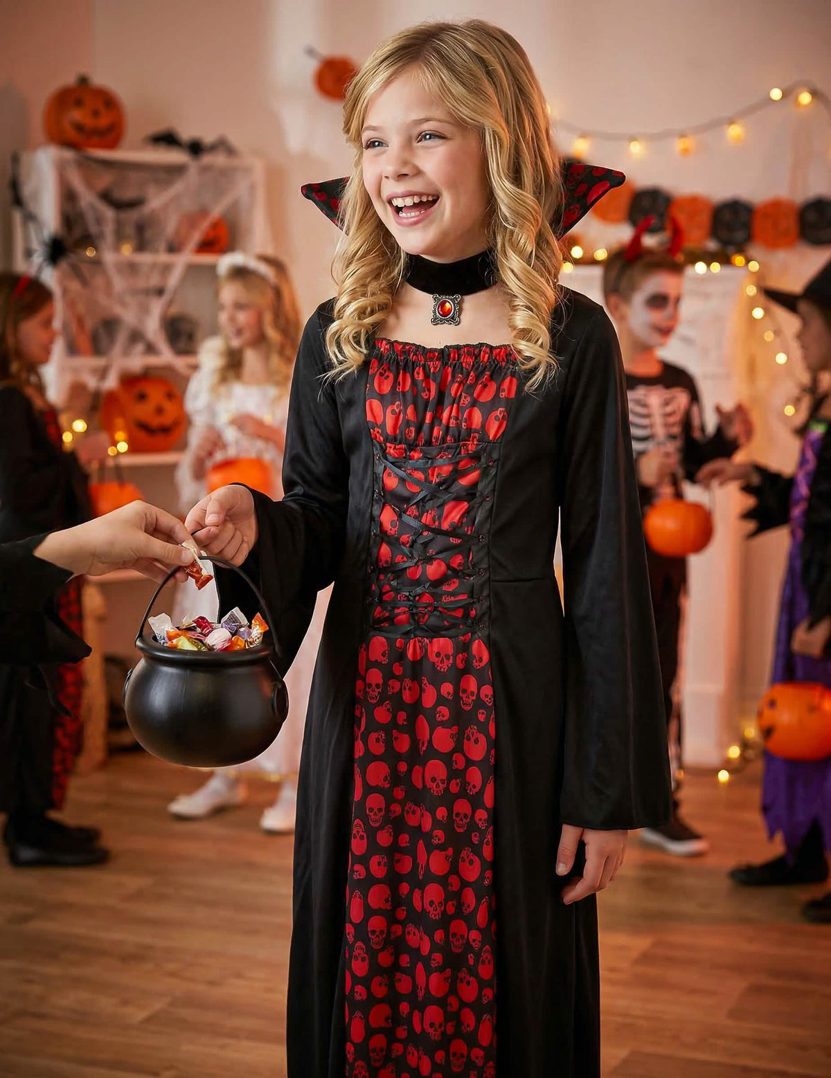Prikaz med halloween zabavo v vampirski preobleki za dekle