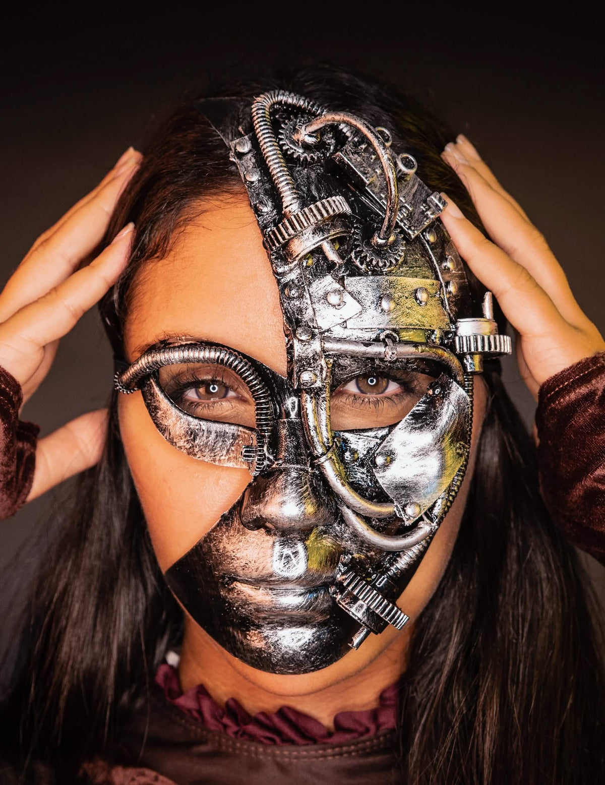 Pogled od spredaj z rokami na sencah polmaske steampunk robot