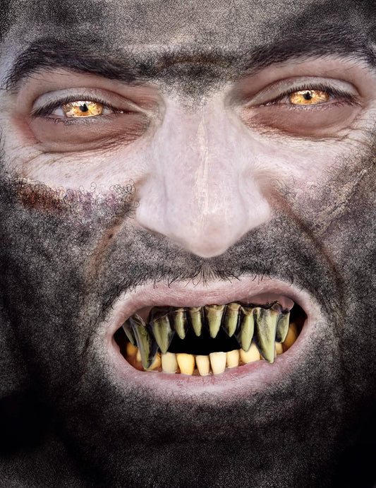 Gros plan sur les dents du dentier clown de l'horreur