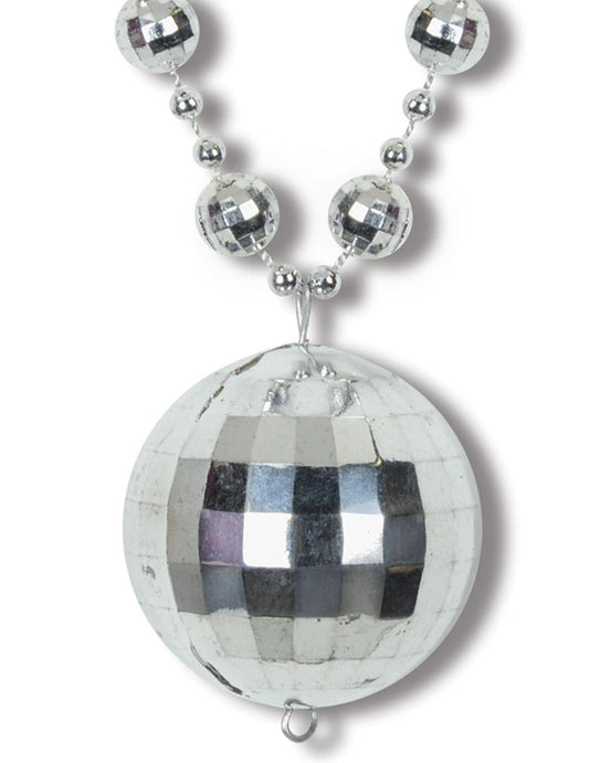 Gros plan sur le pendentif du collier boule Disco