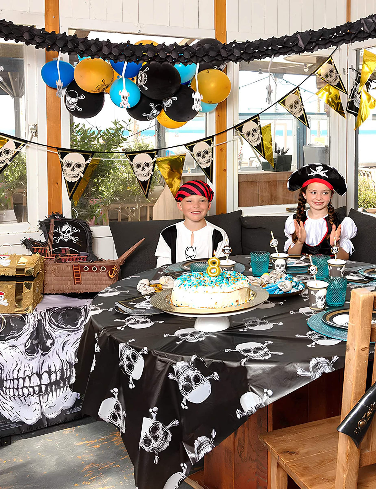 Prikaz med rojstnim dnem piratske zastave Jolly Roger