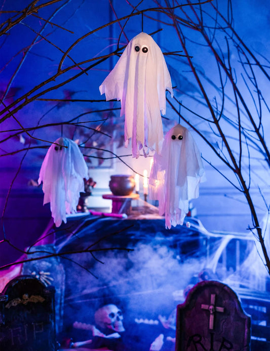 Mise en scène dans un décor de cimetière du fantôme tremblant à suspendre