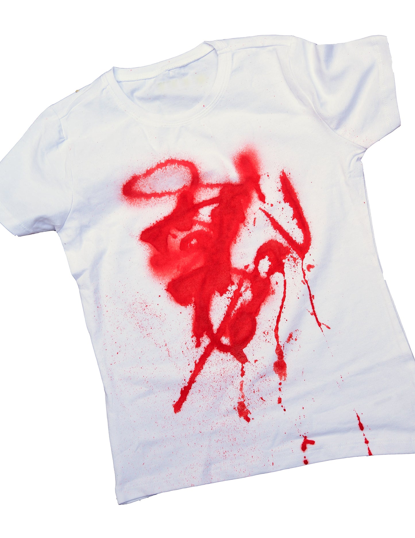 Rendu sur un t-shirt blanc du faux sang en spray pour textile pour adulte rouge
