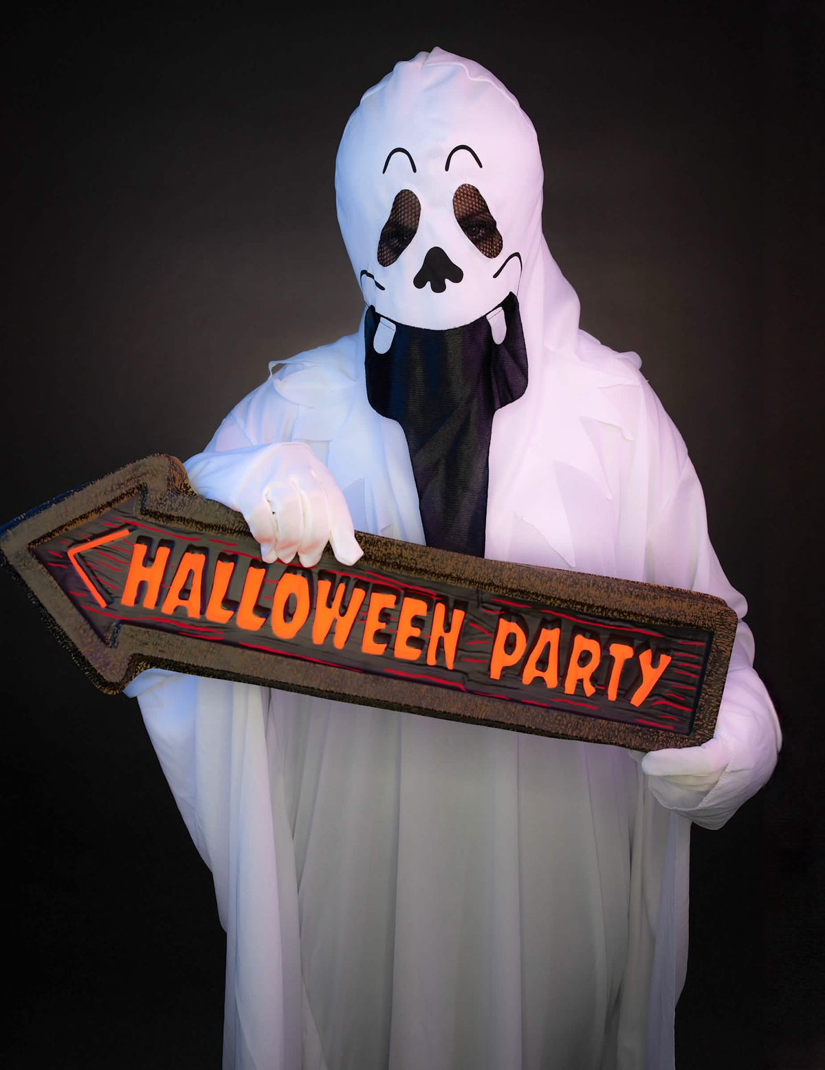 Uprizoritev signalne puščice halloween party, ki jo drži duh