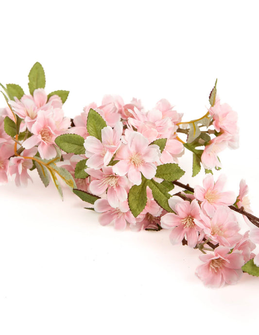 Gros plan sur les fleurs de cerisier artificielles style sakura