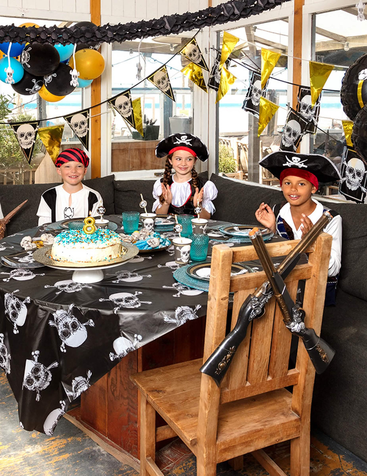 Prikaz plastičnega niza zastavic Pirat Jolly Roger