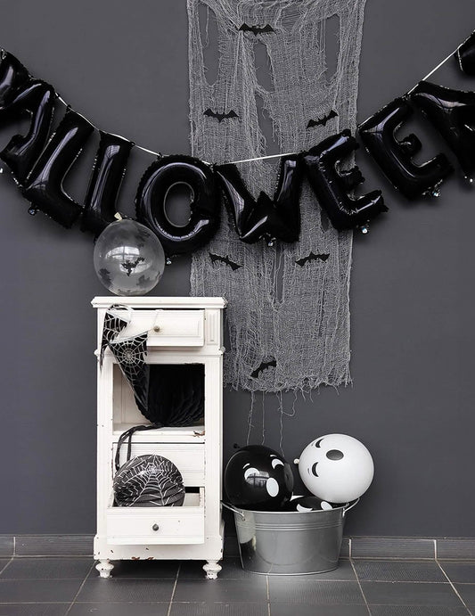 Mise en situation de la guirlande de ballons aluminium Halloween lettres noires