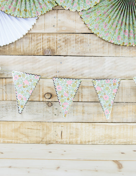 Gros plan sur les fanions de la guirlande de fanions shabby fleurs liberty